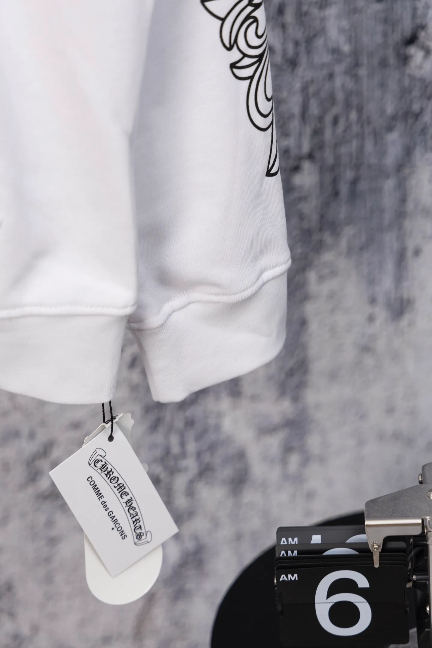 P250 ChromeHearts CH ChromeHearts 25 early autumn flower arm horseshoe zipper cardigan hooded sweatshirt Sanskrit letter rattan flower cross horseshoe hooded sweatshirt The fabric is made of 440g pure cotton terry with matching threads, imported printing, original customization, hardware, soft and skin-friendly. The workmanship is meticulous and the thickness is moderate. The webbing on the back collar extends to the shoulder for reinforcement. The connection between the wellhead and the shoulder is reinforced. The whole body is made with thousands of needle embroidery techniques. It is more compliant and stylish with clothes. It is a hot item of the season. The original customized accessories are complete with three standards. It will look handsome with any combination. The os drop shoulder version and loose version. Color: Black White Size: S M L XL